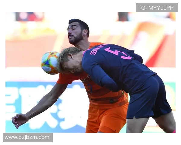 足球明星亲自送手机给粉丝惊喜瞬间引发热议和感动 足球明星亲自送手机给粉丝惊喜瞬间引发热议和感动